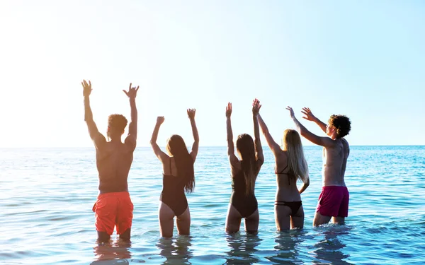 재미 해변에서 친구의 그룹입니다. 여름철의 개념 — 스톡 사진