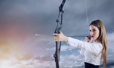 İş kadını iş hayatında başarıya işaret etti.