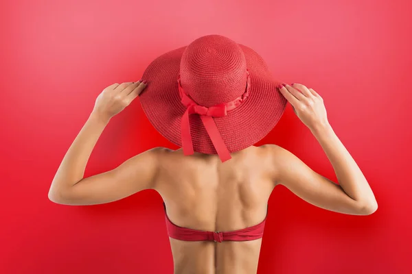 Chica viste un traje de baño y sombrero en estilo rojo —  Fotos de Stock