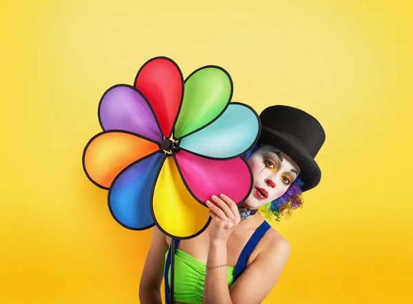 Клоун з кольоровою спіраль на жовтому фоні — стокове фото