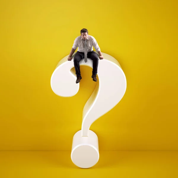 Uomo seduto sopra un grande punto interrogativo bianco su uno sfondo giallo — Foto Stock