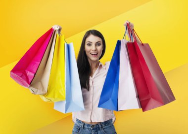 Elinde çanta alışveriş ile mutlu kadın.