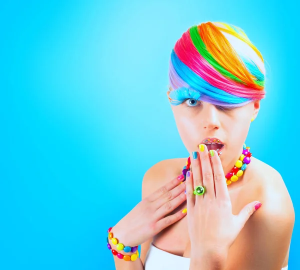 Mädchen mit Regenbogen bunte Mode Make-up auf blauem Hintergrund — Stockfoto