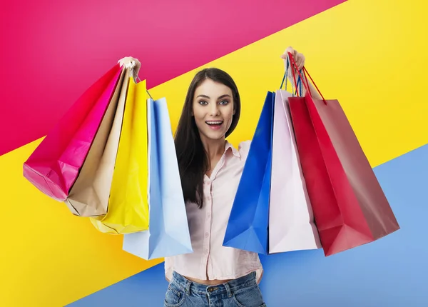 Szczęśliwa kobieta z torby na zakupy w ręku. — Zdjęcie stockowe