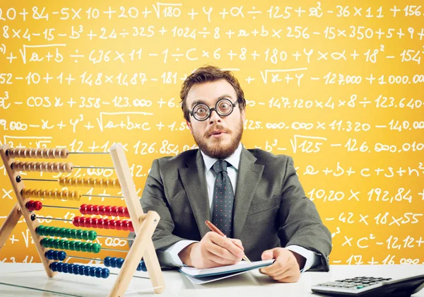 Nerd accountant doet berekening van bedrijfsopbrengsten op gele achtergrond — Stockfoto