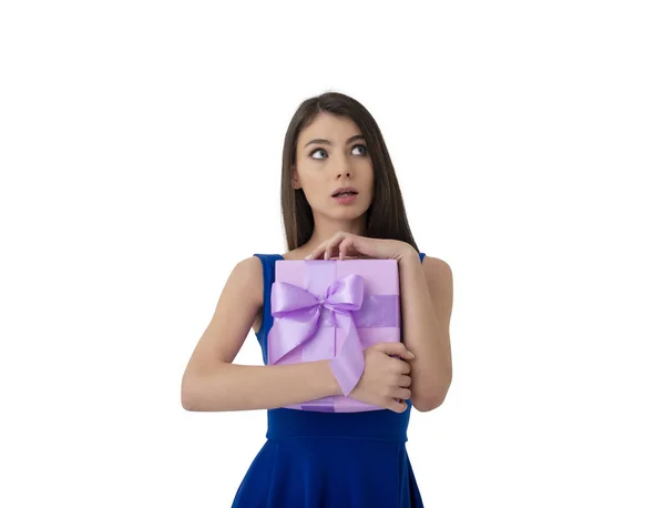 Mujer feliz pensar en su regalo recibido — Foto de Stock