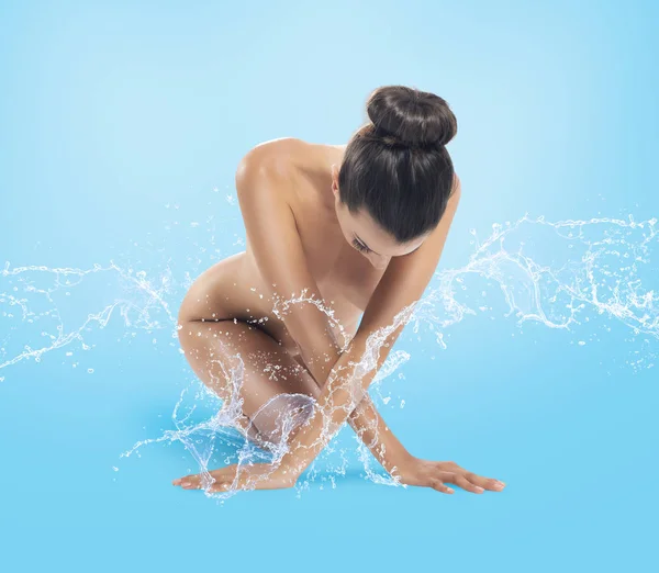 赤裸裸的美女女孩与新鲜的纯净水. — 图库照片