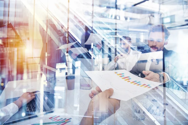 El equipo de personas trabaja junto con las estadísticas. concepto de trabajo en equipo y asociación. Doble exposición —  Fotos de Stock