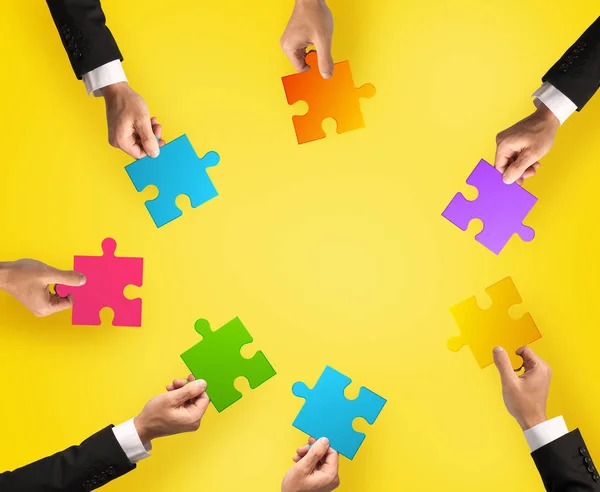 Teamwerk en integratie concept met puzzelstukjes. — Stockfoto