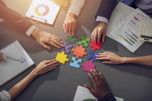 Lavoro di squadra di compagni. Concetto di integrazione e startup con pezzi puzzle — Foto Stock