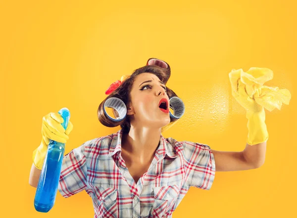 Chica ama de casa con guantes y spray listo para limpiar — Foto de Stock