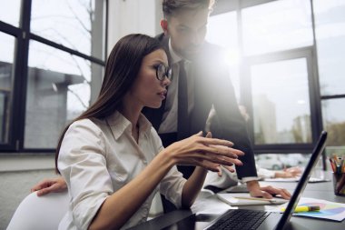 Ofisteki iş adamı internet ağına bağlı. başlangıç şirketi ve danışmanlık kavramı
