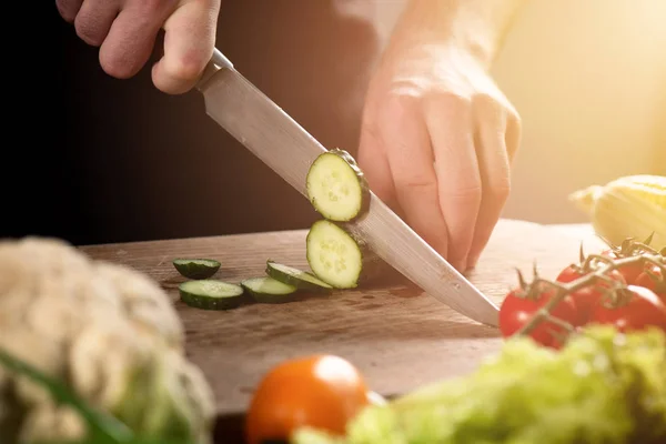 Chef en el trabajo con verduras. Concepto de alimento genuino — Foto de Stock
