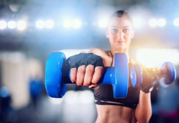 Garota determinada no ginásio pronta para começar a aula de fitness — Fotografia de Stock