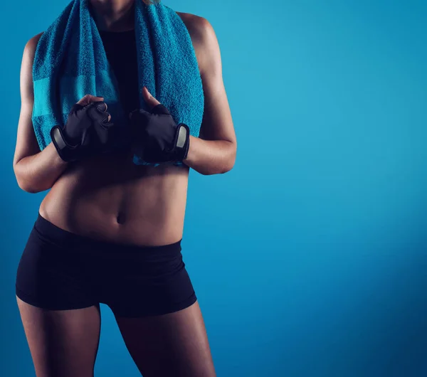 Решительная девушка в спортзале готова начать урок фитнеса — стоковое фото