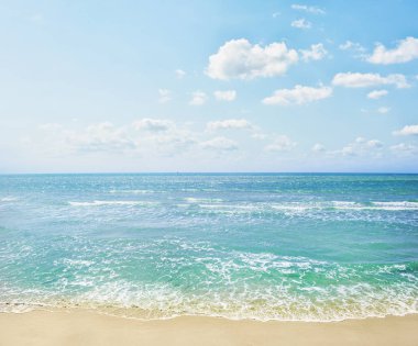 Berrak deniz ile parlak yaz panorama görünümü