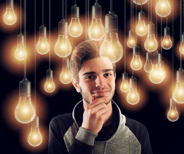 Молодий розумний хлопчик, освітлений лампочками. Концепція ідеї творчості — стокове фото