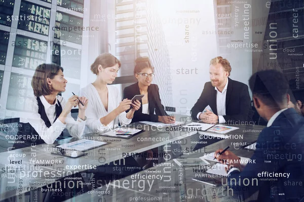 Una squadra di persone lavora insieme. concetto di lavoro di squadra e partenariato. Termini commerciali più importanti in sovrapposizione — Foto Stock