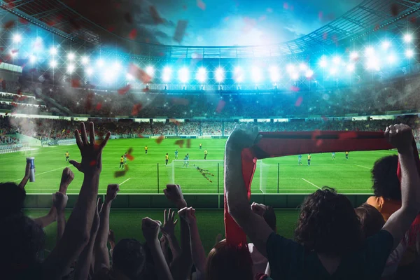 Escena de fútbol en el partido de noche con fanáticos animando en el estadio —  Fotos de Stock