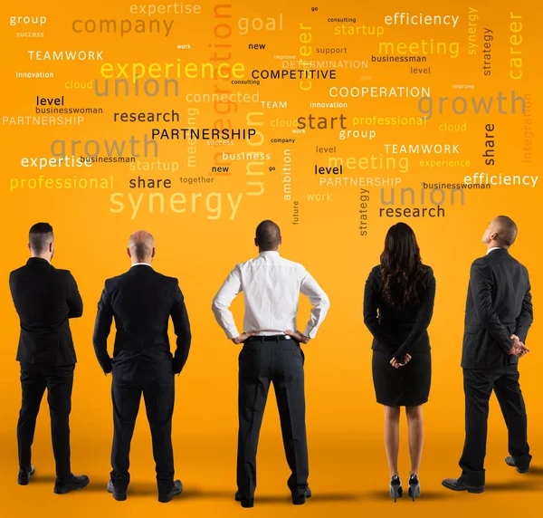 Grupo de empresários observando os conceitos-chave para o sucesso de sua empresa — Fotografia de Stock