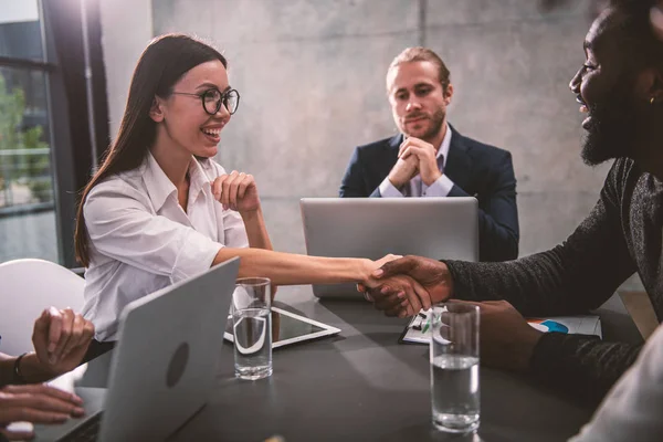 Kantoormedewerkers aangesloten op internet netwerk. concept van startup bedrijf — Stockfoto