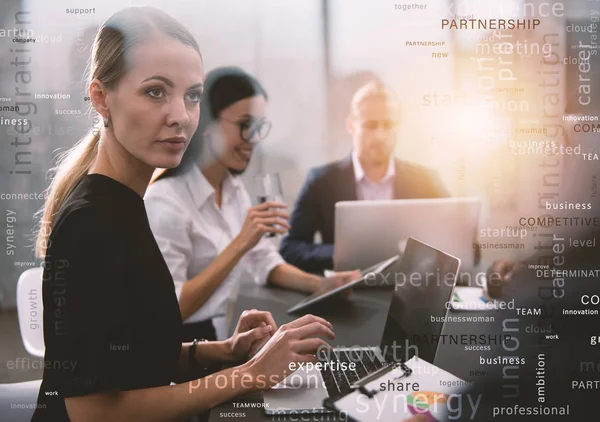 El equipo de gente trabaja juntos. concepto de trabajo en equipo y asociación. Términos comerciales más importantes en superposición — Foto de Stock