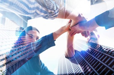 Bir grup genç bir anlaşma yaptı. Ağ efektleri ile çift pozlama