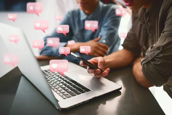 Vänner får meddelanden, hjärtan, e-post från sociala nätverk i den bärbara datorn och smartphone — Stockfoto