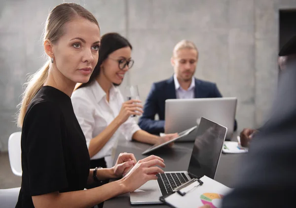 Affärsmän på kontoret anslutna på Internet-nätverk. Begreppet nystartade företag — Stockfoto