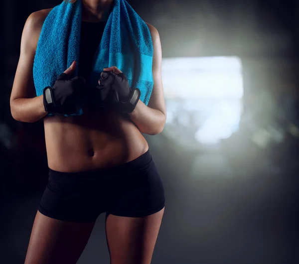 Визначена дівчина в спортзалі готова розпочати уроки фітнесу — стокове фото