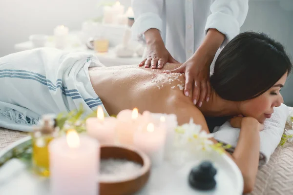 Mujer relajándose con un masaje en un centro de spa —  Fotos de Stock