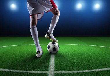 Stadyumda topa vurmaya hazır bir futbolcuya yaklaş.
