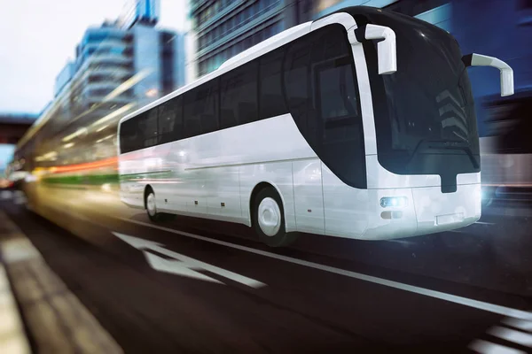 Autobús blanco que se mueve rápido en la carretera en una ciudad moderna con efecto de luz — Foto de Stock