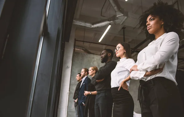 Zakenmensen voor het raam kijken ver weg. Toekomstige visie, teamwork startup een partnership concept — Stockfoto