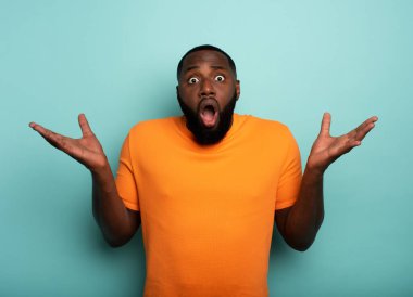 Cyan geçmişi olan bir çocuğun şaşırmış ve şok olmuş ifadesi