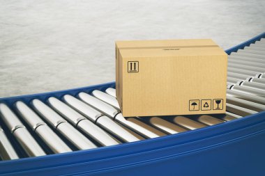 Taşıyıcı silindirlerdeki karton kutular dağıtım için kurye ile gönderilmeye hazır.