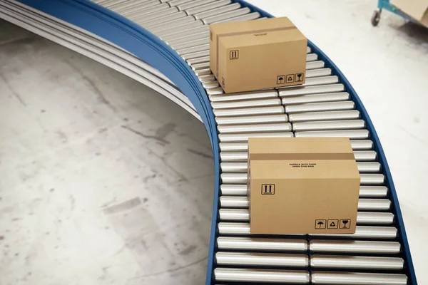 Cajas de cartón en rodillos transportadores listas para ser enviadas por mensajería para su distribución — Foto de Stock