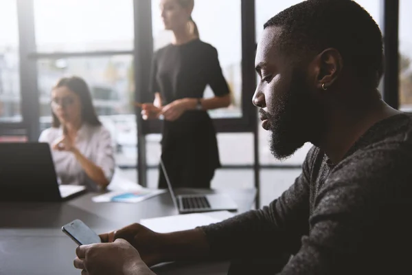 Homme d'affaires dans le bureau connecté sur le réseau Internet. concept de start-up — Photo