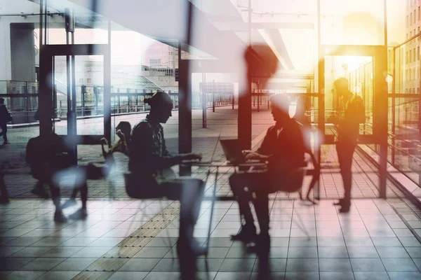 Concetto di sfondo con la silhouette degli uomini d'affari che lavorano in ufficio vicino a un vetro della finestra. Doppia esposizione ed effetti di luce — Foto Stock