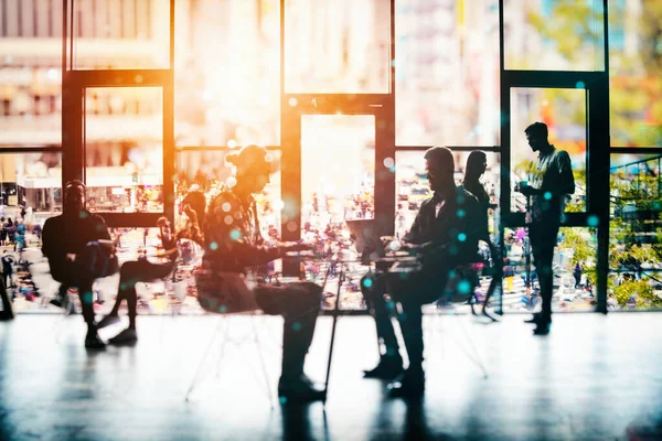 Concetto di sfondo con la silhouette degli uomini d'affari che lavorano in ufficio vicino a un vetro della finestra. Doppia esposizione ed effetti di luce — Foto Stock