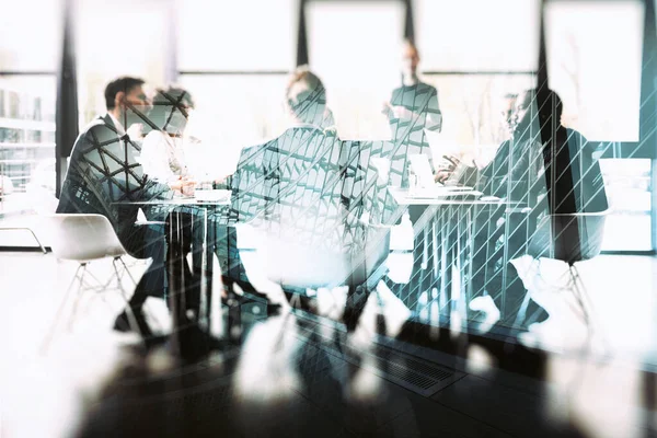 Conceito de fundo com pessoas de negócios sentadas na mesa de reuniões no escritório perto de um copo de janela. Efeitos de dupla exposição — Fotografia de Stock