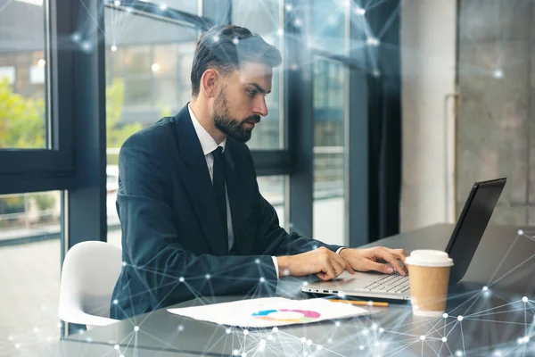 Homme d'affaires travaille avec ordinateur portable sur le bureau dans un bureau moderne près de la fenêtre. Effets réseau — Photo