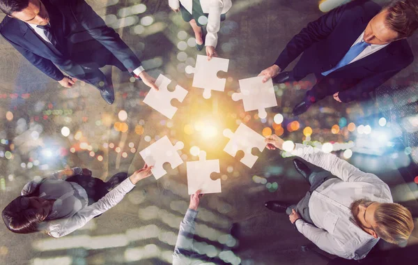 Teamwork van partners. Concept van integratie en opstarten met puzzelstukjes — Stockfoto