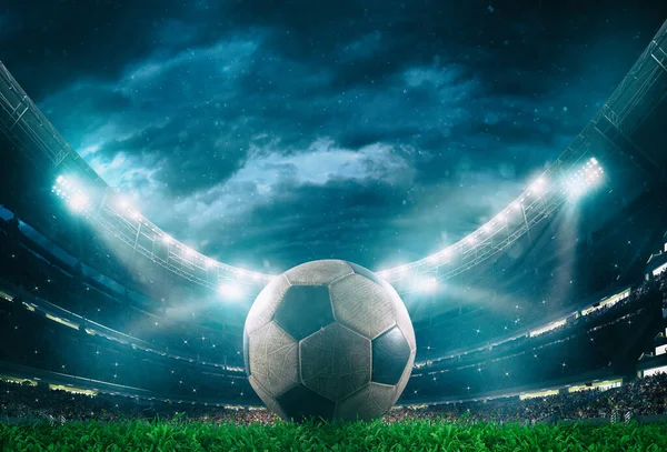 Κοντινό πλάνο μιας μπάλας ποδοσφαίρου στο κέντρο του σταδίου φωτίζεται από τους προβολείς — Φωτογραφία Αρχείου