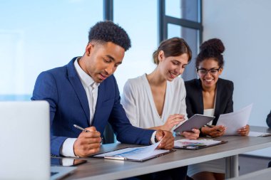 Ofiste birlikte çalışan iş adamları. Takım çalışması ve ortaklık kavramı