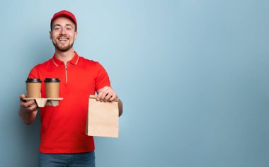 Kurye sıcak kahve ve yiyecek getirmekten mutluluk duyar. Cyan arkaplanı