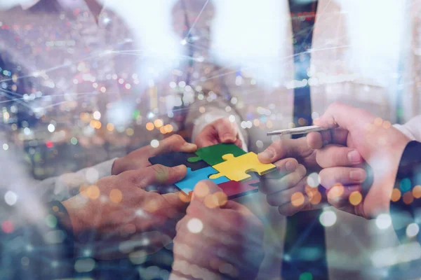 Trabajo en equipo de socios. Concepto de integración y puesta en marcha con piezas de rompecabezas — Foto de Stock