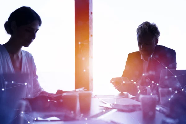 Gente de negocios que trabajan juntos en la oficina. Concepto de trabajo en equipo y asociación — Foto de Stock