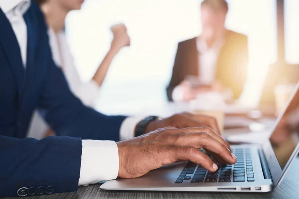 El hombre de negocios trabaja en la oficina con un portátil. concepto de intercambio de Internet y puesta en marcha de la empresa — Foto de Stock