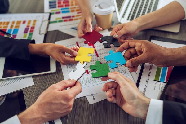 Trabajo en equipo de socios. Concepto de integración y puesta en marcha con piezas de rompecabezas — Foto de Stock